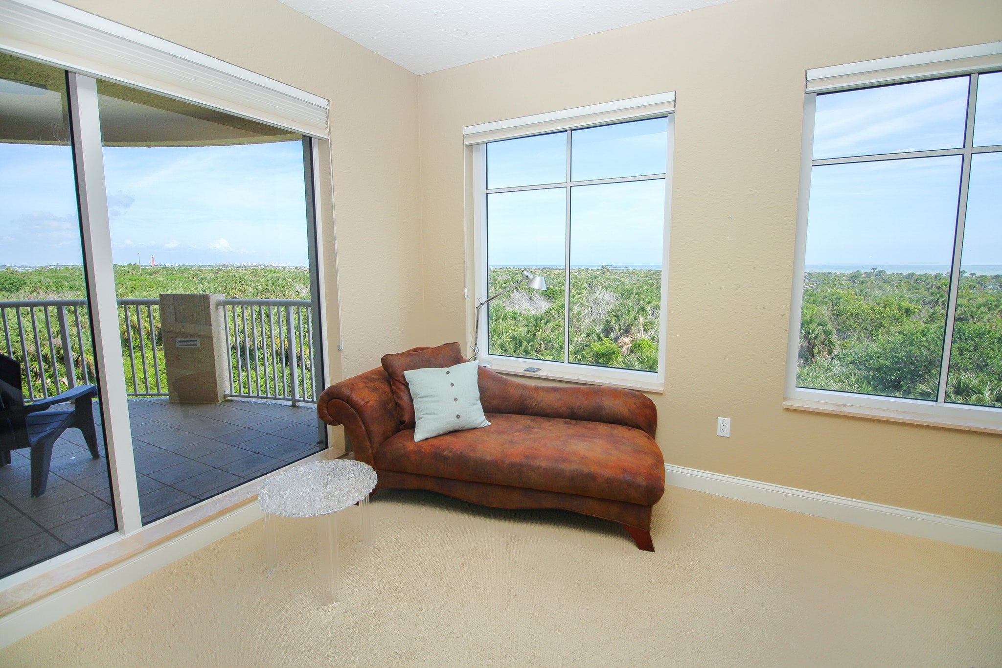 Additional seating area & balcony access